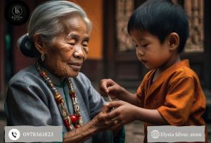 Người lớn đeo dây bạc cho trẻ nhỏ