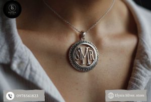 Cô gái đeo dây chuyền bạc thiết kế riêng